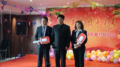 飛龍醫(yī)療董事長張新民給特殊貢獻者頒獎并合影