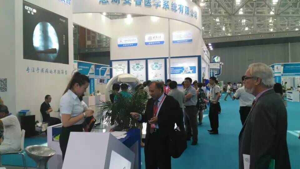 海外客戶(hù)參觀外星艙